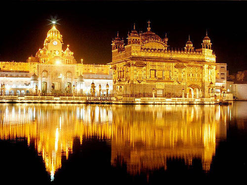 golden-temple-at-night