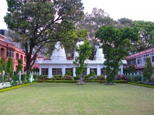 1280px-Gardens_at_Parmarth_Niketan,_Muni_Ki_Reti,_Rishikesh