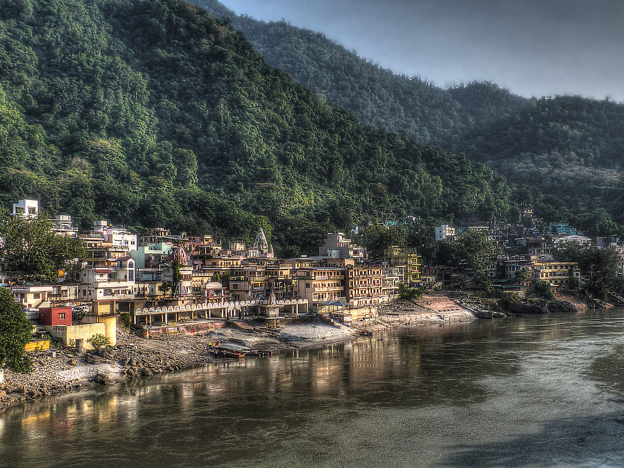 1280px-Rishikesh_view_from_Lakshman_Jhula