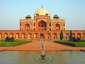 Humayun_Tomb,_Delhi,_running_fountain