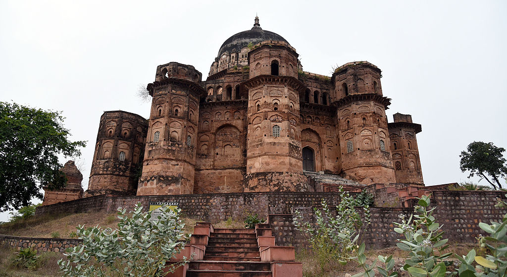 1024px-Maharaja_Chhatrasal's_Cenotaph,_Dhubela