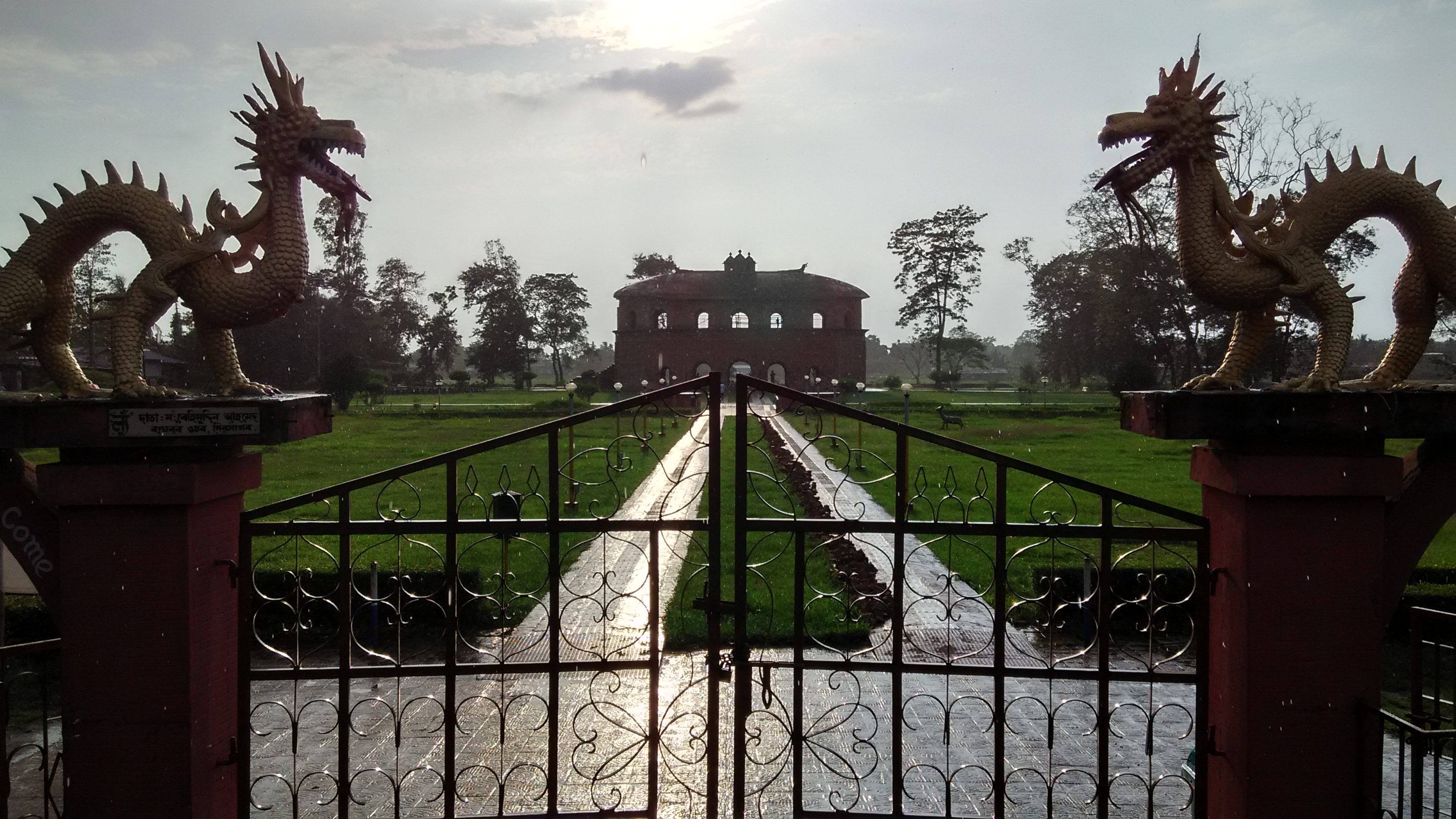 Rang_Ghar_view_from_gate_with_Dragon_statues