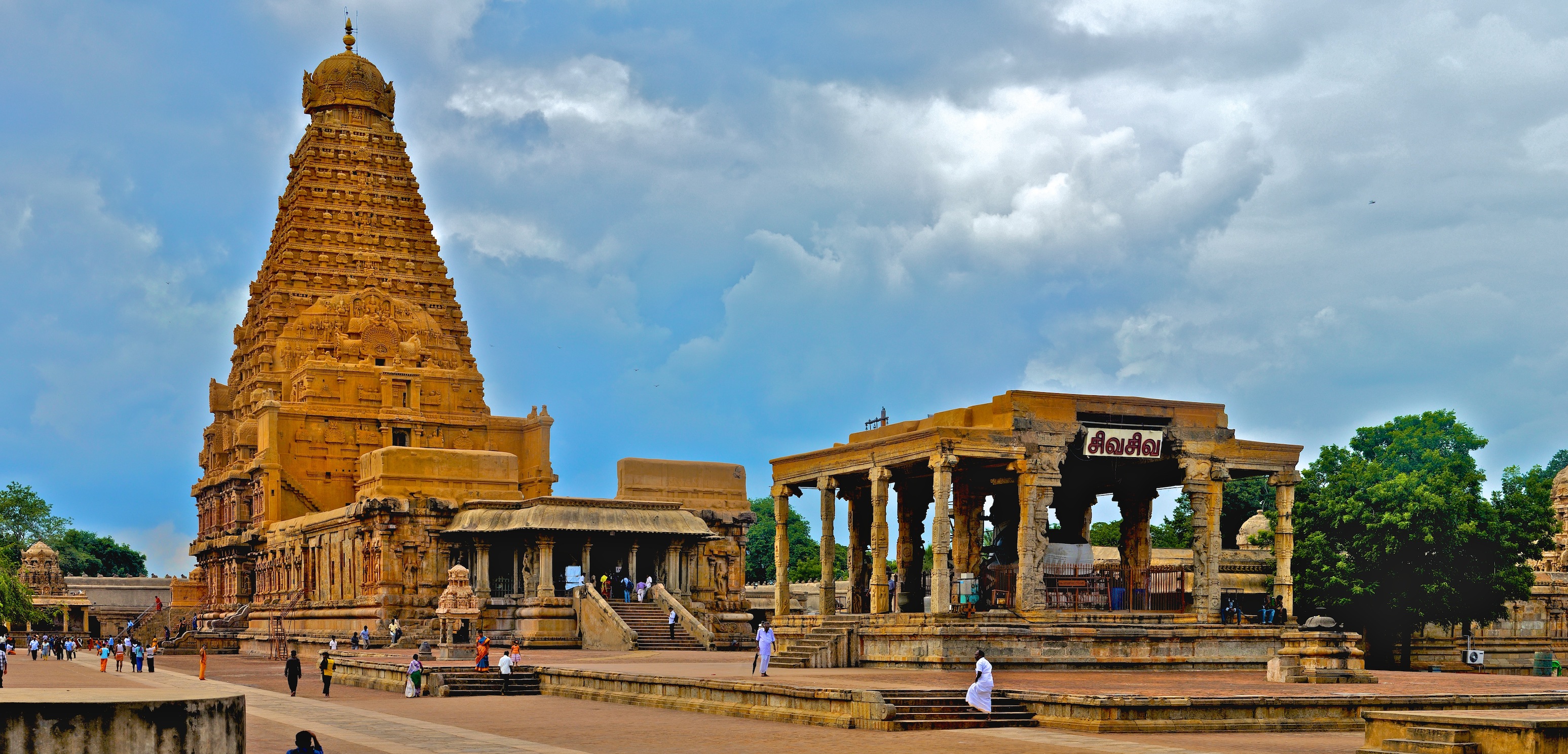 Brihadeeswarar_Temple_Full_View