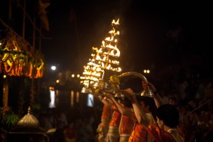 Ganga_Aarti_in_evening_at_Dashashwamedh_ghat,_Varanasi_03