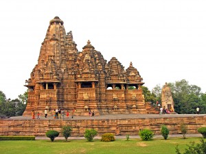 Visvanatha_Temple_-_Flickr_-_archer10_(Dennis)